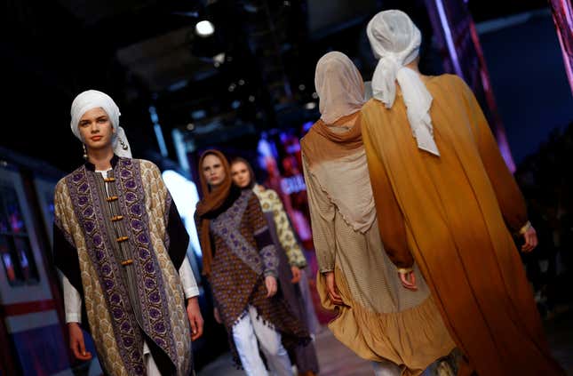 Models present creations by Malaysian designer Aidijuma during Istanbul Modest Fashion Week at the historical Haydarpasa train station in Istanbul, Turkey May 13, 2016. REUTERS/Murad Sezer - RTX2E7HI