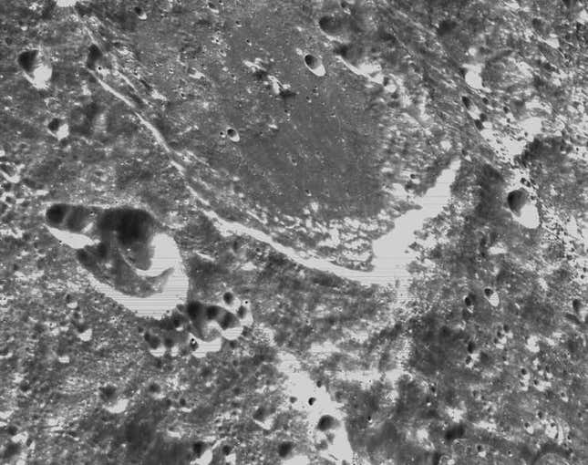 Imagen para el artículo titulado La NASA envía las primeras imágenes de la superficie lunar tomadas por Orión