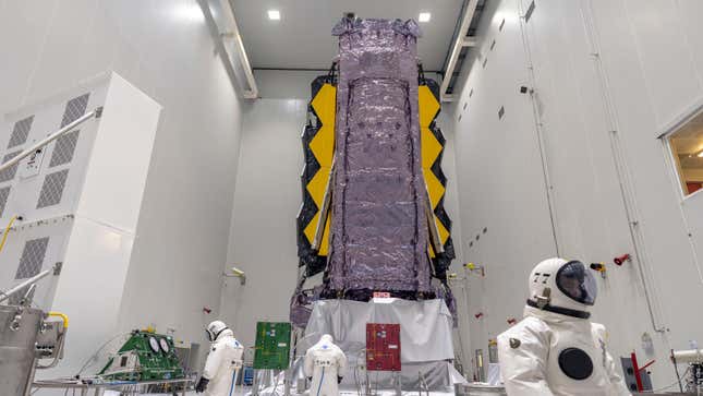 El telescopio espacial Webb dentro de la instalación de preparación de carga en el puerto espacial de Europa en la Guayana Francesa, el 26 de noviembre de 2021.