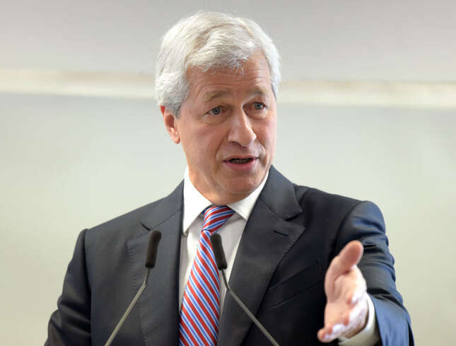 Image for article titled Chase CEO Giving Commencement Speech Pledges To Double Whole Class’s Student Loan Debt