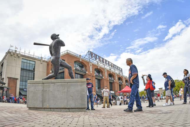 Image for article titled The life of Hank Aaron in photos