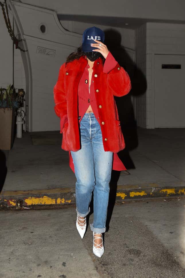 Image for article titled Rihanna&#39;s Hat Is Giving Me a Heart Attack