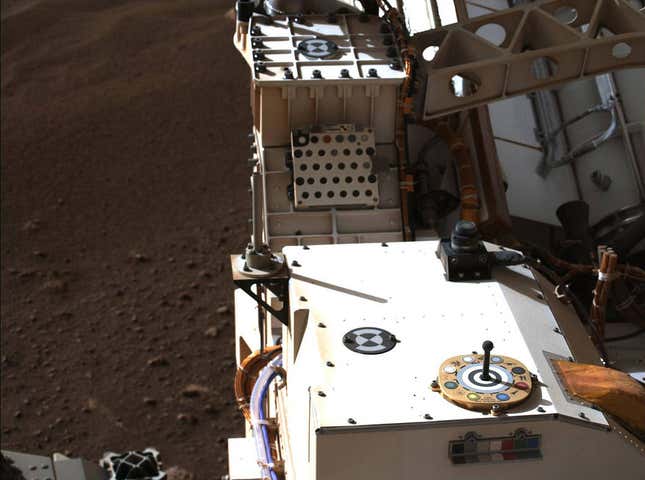 Imagen obtenida por el Mastcam-Z del objetivo de calibración.
