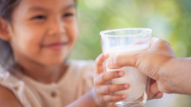 Image for article titled Kids under 5 shouldn&#39;t drink non-dairy milk, say new guidelines that will upset no one
