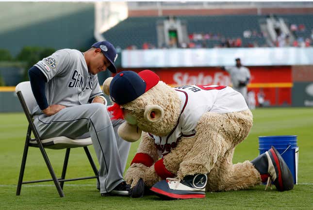 Image for article titled Manny Machado&#39;s Feud With The Braves&#39; Mascot Is Extremely Good