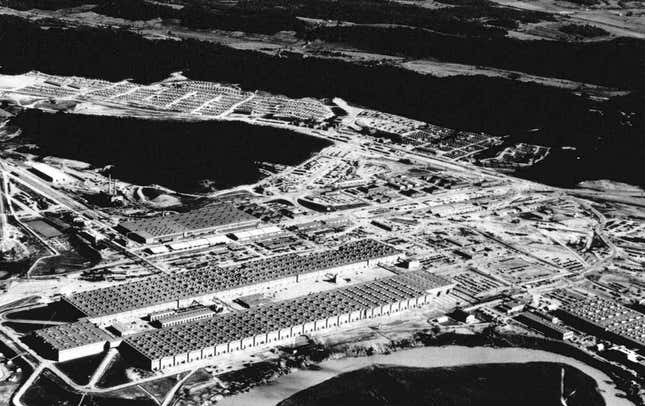 Esta fotografía de 1945 muestra la planta gigante K-25 en Oak Ridge donde se produjo el uranio para la primera arma atómica