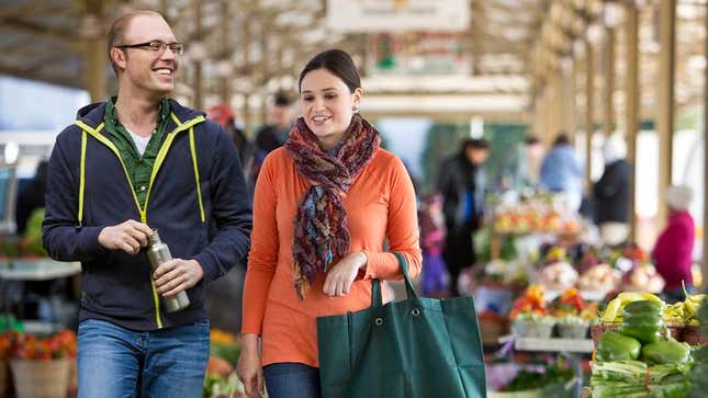 Image for article titled Couple Spends Morning At Farmers Market Verbalizing Everything That Comes Into Field Of Vision