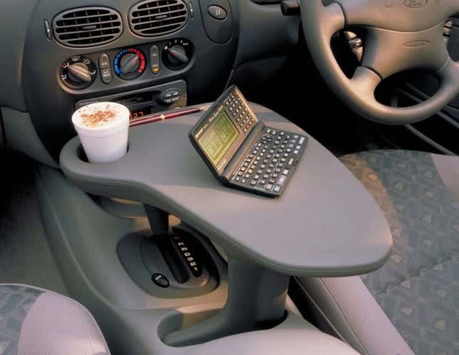 Imagen para el artículo titulado Ford ofrecía esta mesa de trabajo para el conductor en 1990, y es simplemente increíble