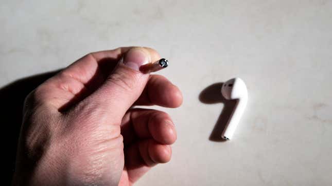 El nuevo chip H1 también se supone que mejora el rendimiento del micrófono, especialmente en áreas ruidosas o con viento.
Foto: Adam Clark Estes (Gizmodo)