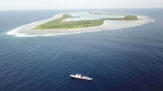 El buque de investigación Falkor en el Área Protegida de las Islas Fénix.