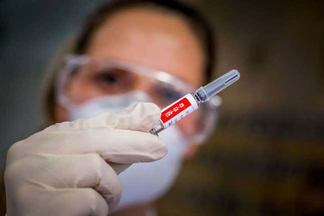 Una enfermera muestra una vacuna contra la covid-19 desarrollada por la compañía china Sinovac Biotech que está siendo probada en Brasil.