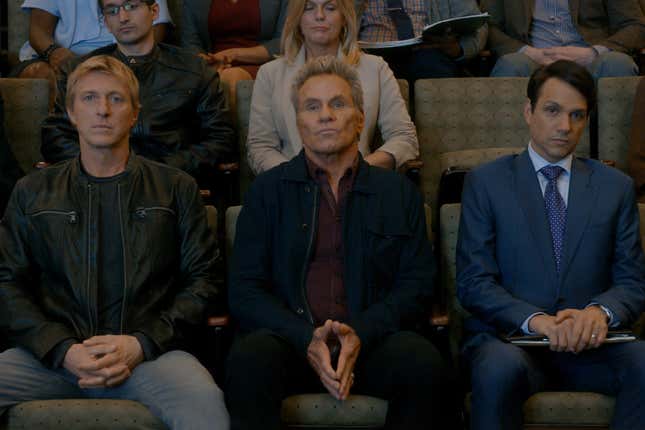 Imagen para el artículo titulado El tráiler de la temporada 3 de Cobra Kai es pura acción y alianzas inesperadas