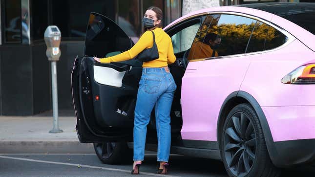 Image for article titled This Rich TikTok Star Painted Her Tesla Pink