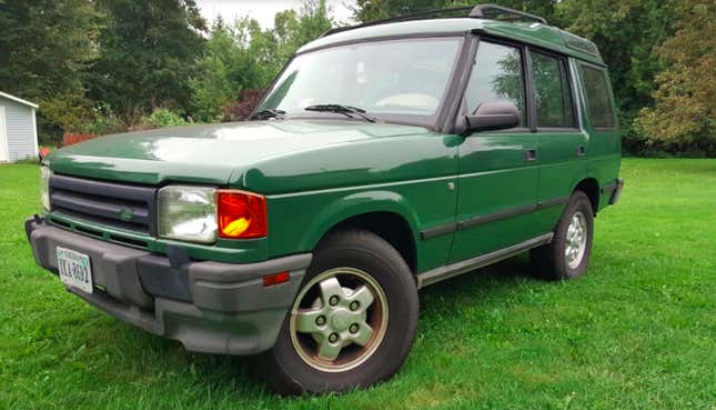 Image for article titled There&#39;s A Gorgeous Dead Land Rover Discovery Sitting In My Backyard But I&#39;m Not Entirely Sure Why