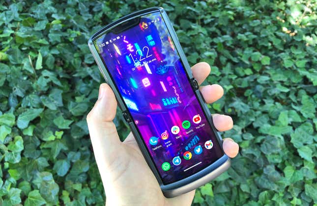 Imagen para el artículo titulado El Moto Razr 5G es un gran teléfono plegable... si te gustan los teléfonos plegables