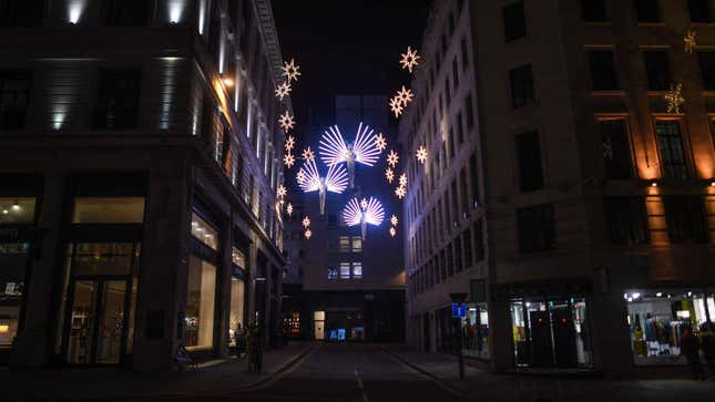 Luces de Navidad sobre una calle desierta en Londres.