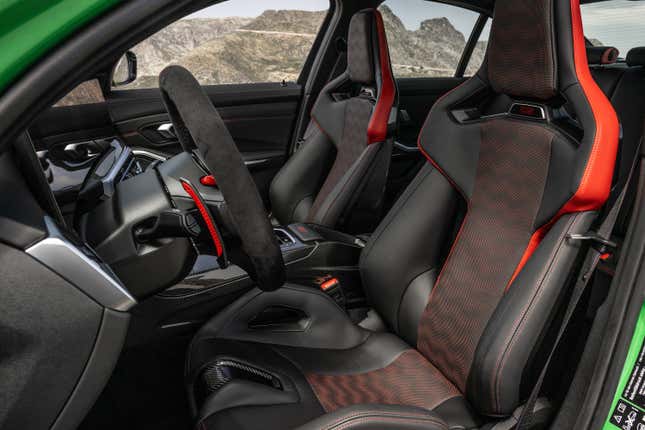 فضای داخلی BMW M3 CS 2024 با صندلی‌های سطلی کربنی مسابقه‌ای استاندارد.