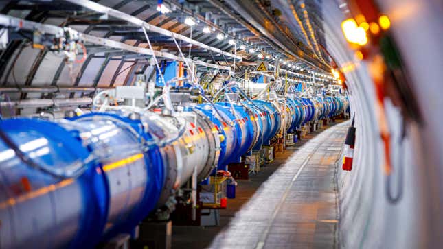 Un corredor que contiene una sección del Gran Colisionador de Hadrones en el CERN.