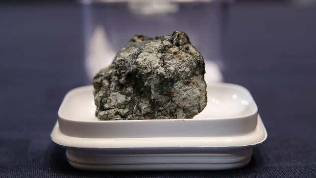 Fragmento del meteorito que cayó en Cheliábinsk, Rusia. Un meteorito impactó a una mujer mientras estaba en su terraza