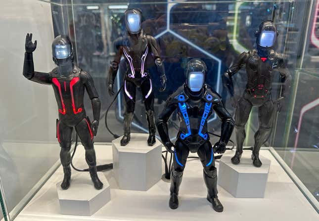 صورة للمقال بعنوان Disney & # 39؛ s الجديدة القابلة للتخصيص Tron Figures مبادلة الوجوه المنحوتة لشاشات الفيديو الصغيرة