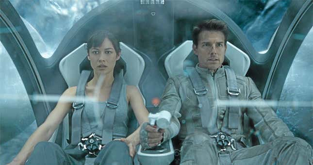 Olga Kurylenko y Tom Cruise en Oblivion (2013).