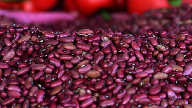 Pile of dark red/purple kidney beans