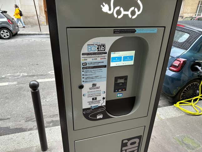 「Paris Is Doing Public EV Charging Right」というタイトルの記事の画像