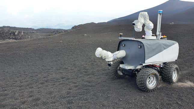 Imagen para el artículo titulado La Agencia Espacial Europea prueba su nuevo rover lunar en el volcán activo más grande de Europa
