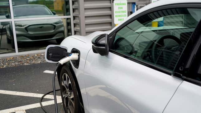 Image for article titled Global EV Adoption Hits New High Of 20 Million Thanks To Tiny Electric Cars