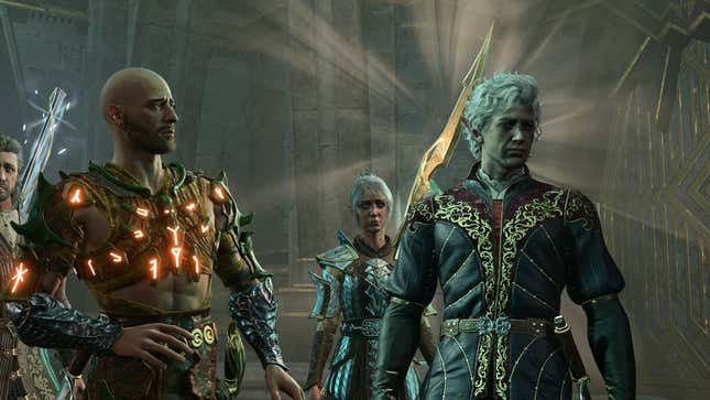 Shep, Gale, Shadowheart et Astarion sont montrés dans une pièce sombre en train de parler à quelqu'un hors écran.
