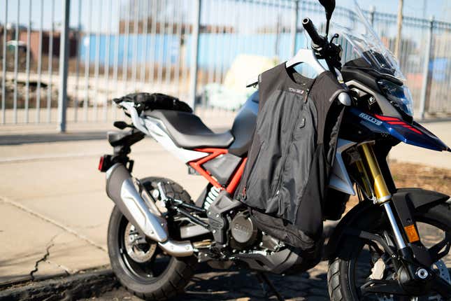 Imagen para el artículo titulado El chaleco con bolsa de aire Alpinestars Tech-Air 3 podría salvarle la vida en una motocicleta, si lo usa de la manera correcta