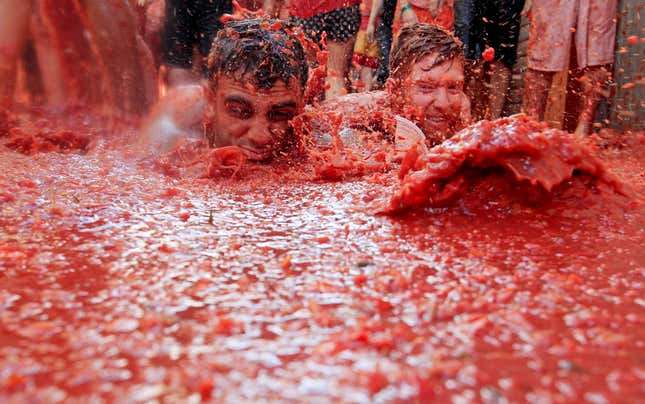 Image for article titled Photos: Spaniards mark another year by gleefully smashing each other in the face with tomatoes