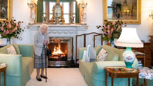 Her Majesty Queen Elizabeth II and her Wii, hanging out in Balmoral.