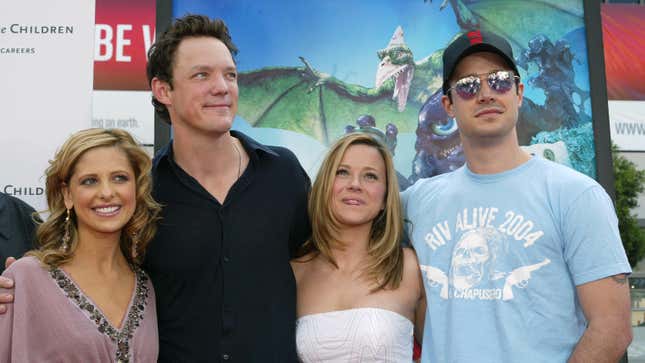 Sarah Michelle Gellar, Matthew Lillard, Linda Cardellini, and Freddie Prinze Jr. together in 2004