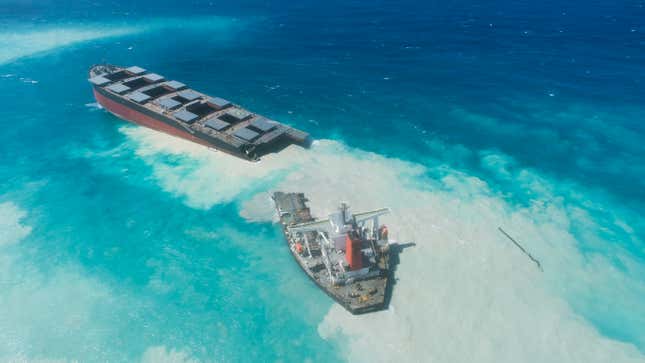 A broken MV Wakashio