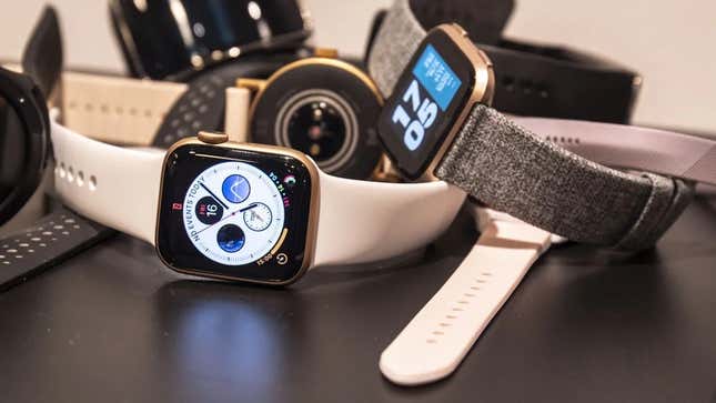 Una serie de smartwatches o relojes inteligentes apilados con correa de goma y tela