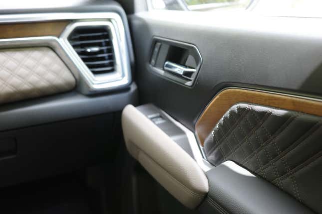 Image for article titled The 2023 GMC Canyon AT4X Refines Chevy's ZR2 Off-Road Formula
