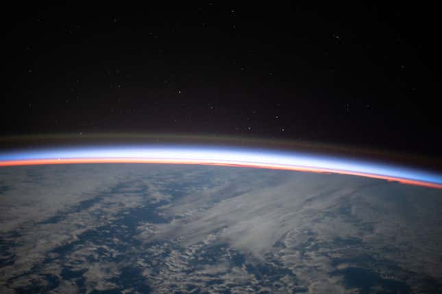 La atmósfera terrestre, iluminada por los primeros rayos del Sol, en una foto tomada desde la Estación Espadial Interncaional.