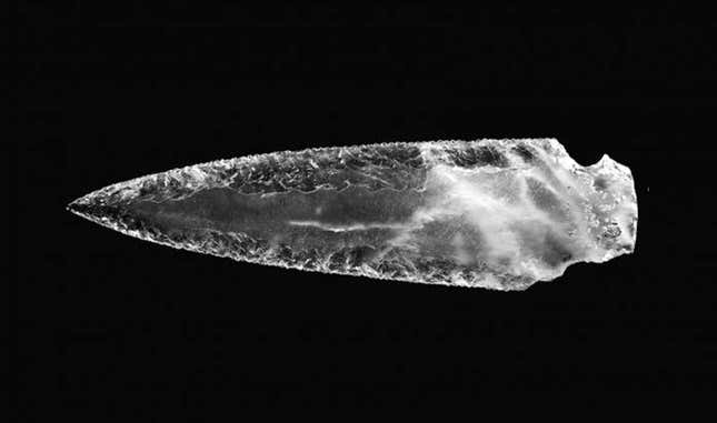 Imagen para el artículo titulado Encuentran varias puntas de flecha de cristal talladas hace más de cinco mil años