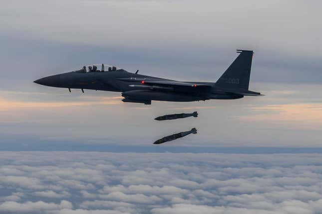 La República de Corea y los Estados Unidos realizan un vuelo de escuadrón de ataque combinado y bombardeos de precisión el 4 de octubre de 2022 en el campo de tiro de Jikdo.