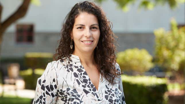 Portrait of Gloria González-Morales, director of the Worker Wellbeing lab