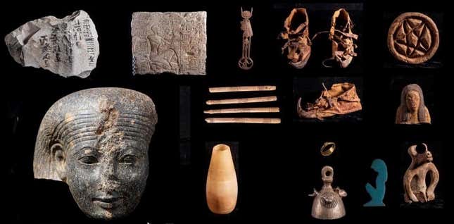 Diferentes tesoros hallados en una excavación egipcia en Abydos.