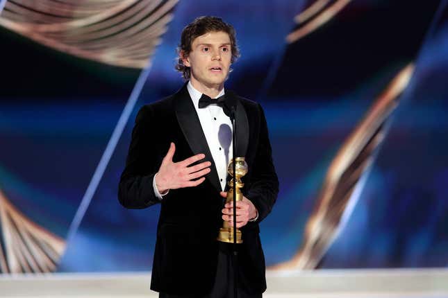 Image for article titled Mother of Dahmer Victim Takes Issue With Evan Peters’ Golden Globes Win