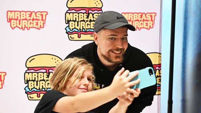MrBeast se toma una foto con un fan en la inauguración de MrBeast Burger en el American Dream Mall de Nueva Jersey
