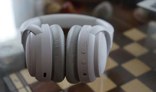 Imagen para el artículo titulado Los Creative Zen Hybrid son la prueba de que unos buenos auriculares ANC no necesitan costar 300 euros