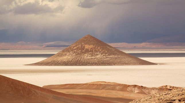 Imagen para el artículo titulado El cono natural más perfecto del planeta es esta misteriosa pirámide volcánica en Argentina