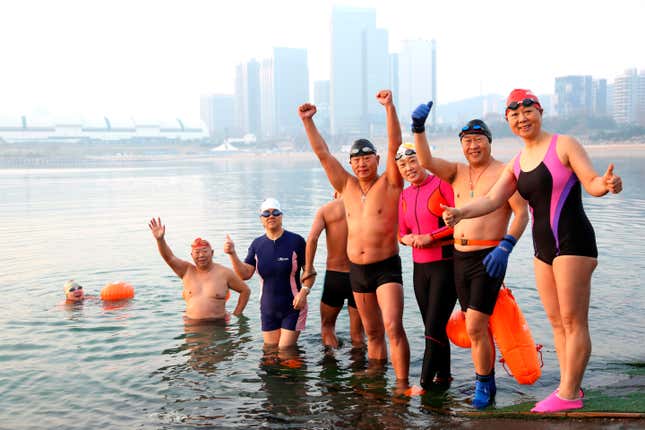 Winter swimming enthusiasts took part in the winter swimming activity at  the winter swimming base in Lianyungang City, east China’s Jiangsu  Province, December 7, 2022.