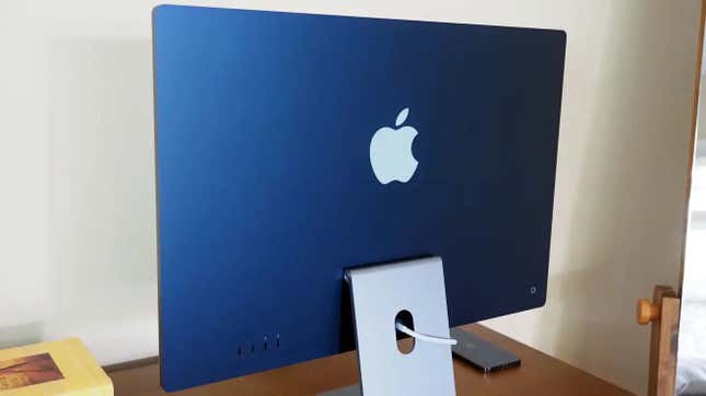 Un iMac con procesador M-1 de color azul, visto desde atrás.
