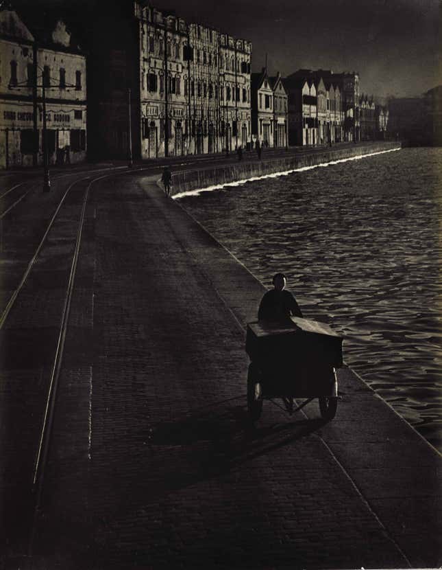 Image for article titled The spirit of old Hong Kong lives on in these black-and-white images by master photographer Fan Ho