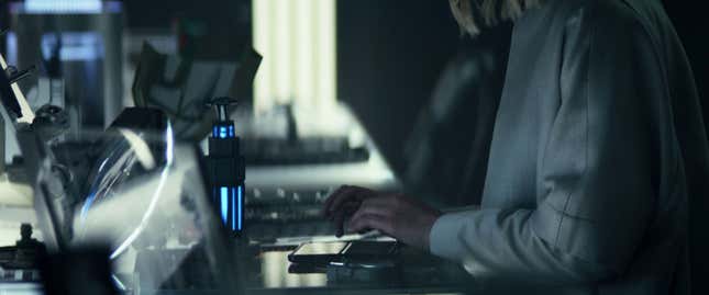 Imagen para el artículo titulado Un Samsung Galaxy Z Fold se cuela en la última serie de Star Trek